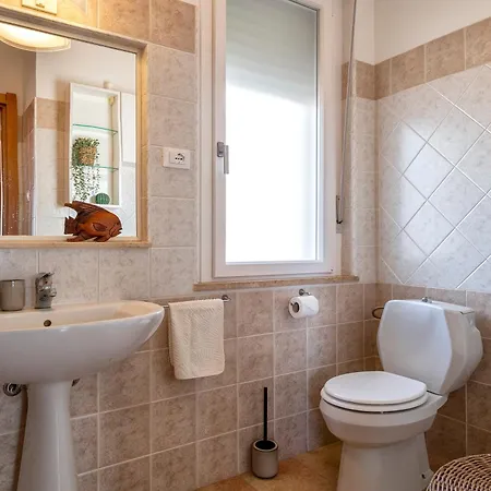 Apartamento Guesthost - Seaside Serenity Flat With Terrace!