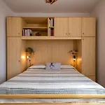 Guesthost - Seaside Serenity Flat With Terrace! דירה *