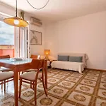 Guesthost - Seaside Serenity Flat With Terrace! דירה