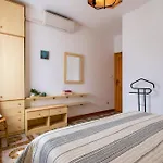 Guesthost - Seaside Serenity Flat With Terrace! דירה *